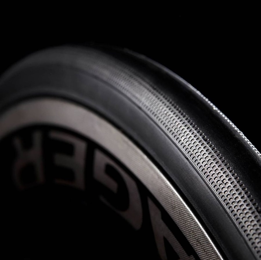 ยางนอกเสือหมอบทูบเลสส์ BONTRAGER R3 ขนาด 700 X 25C , 700 X 28C HARD-CASE LITE TLR ROAD TIRE