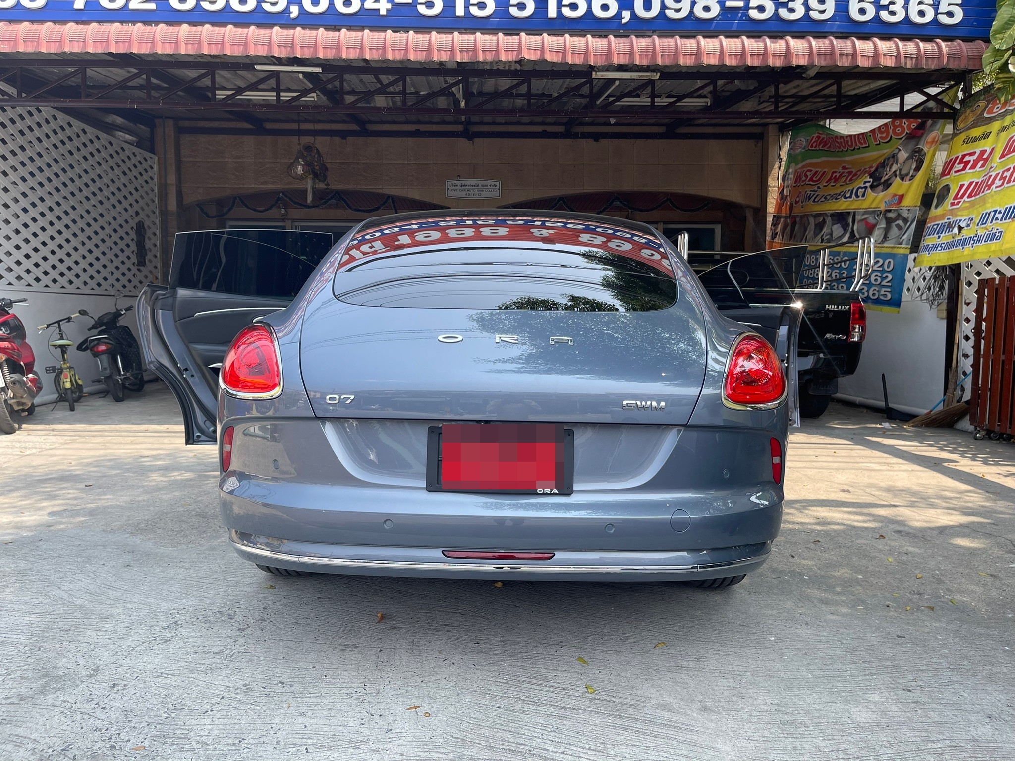 พรมรถ Ora 07 ปูพรมVVIP สีดำด้ายทอง เต็มคัน 6 ชิ้น