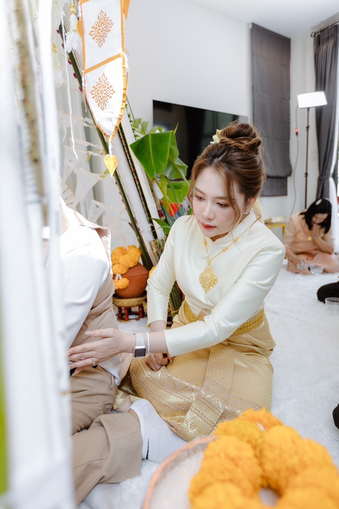 พร้อมเช่า ชุดแต่งงานไทยประยุกต์ สีทอง แขนยาว