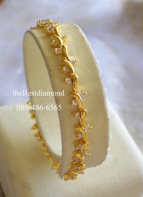 BC012===สร้อยข้อมือเถาวัลย์เลื้อย=== ดีไซน์น่ารักๆ คล้ายเถาวัลย์เล็กๆ ดูดีมากค่ะ งานสวย ไม่หรูหราเกินไป แต่ก็ดูดีมีระดับ เพชรไม่ใหญ่มาก ใส่ได้ทุกโอกาส