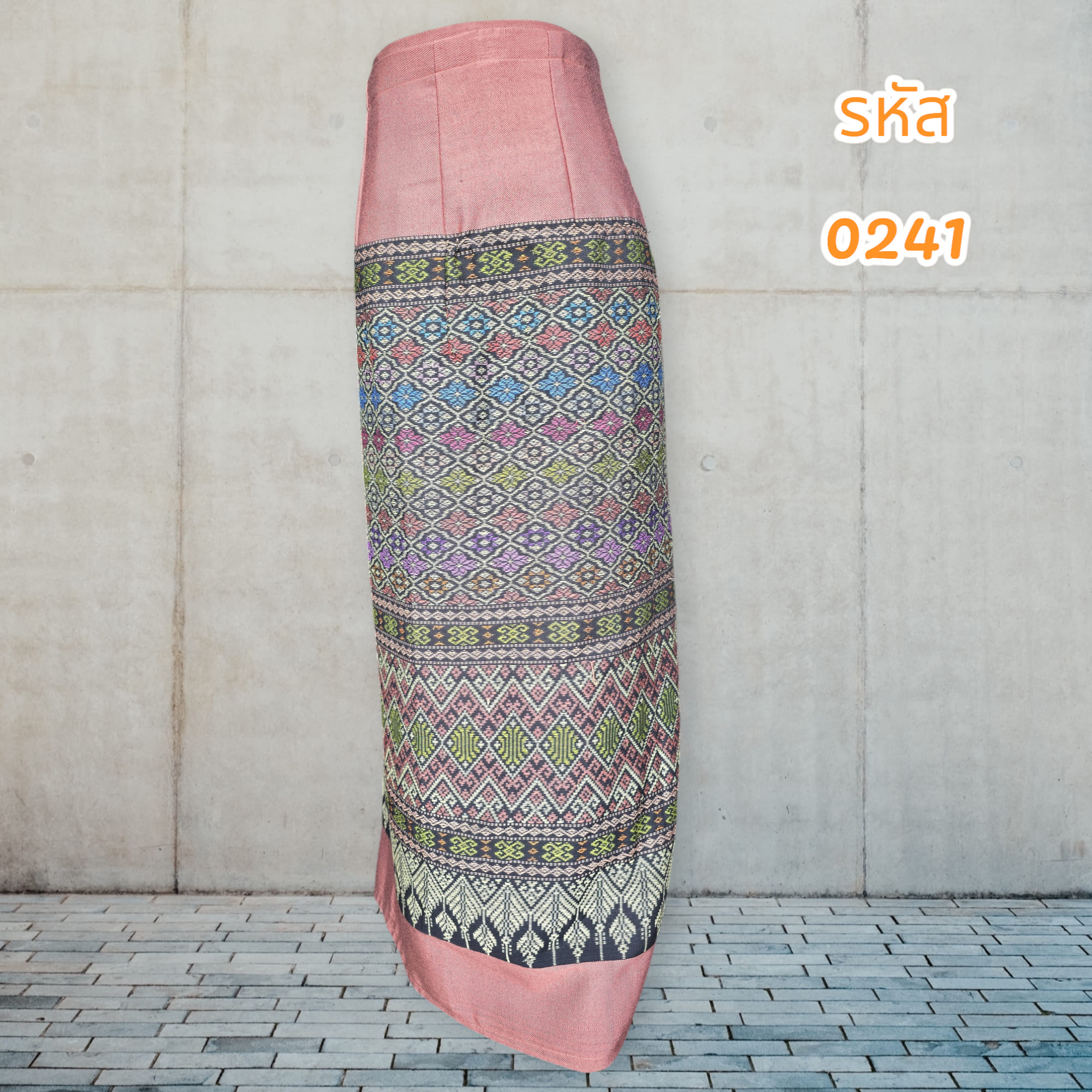 ผ้าถุงสำเร็จรูปแบบป้ายเย็บติดตะขอสีน้ำตาลอิฐ (อัดผ้ากาว)