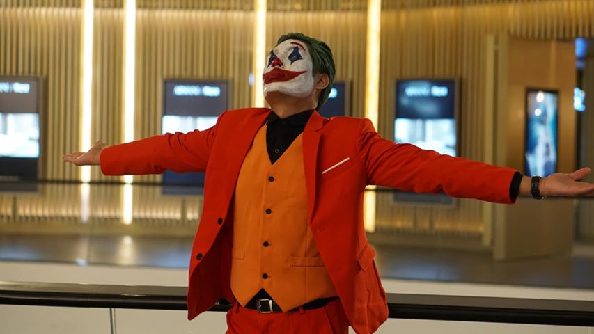 พร้อมเช่า ชุดสูทชาย สีแดงสด แต่งกระดุมดำ +เสื้อกั๊กสีส้มสด