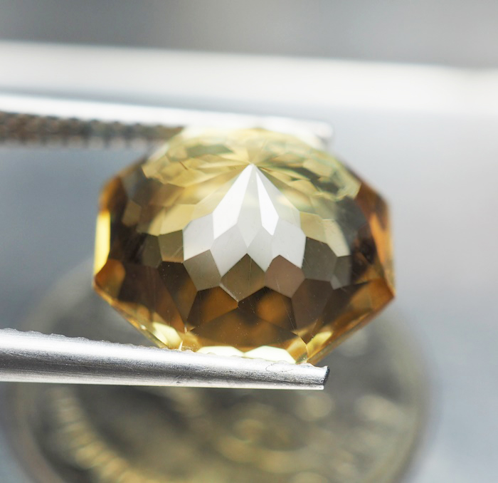 พลอยซิทรินสีเหลือง 4.96 กะรัตทรงแปดเหลี่ยม