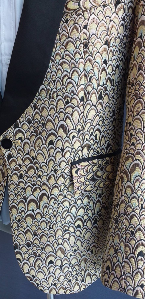 พร้อมเช่า ชุดสูท เสื้อสูทชาย สีทอง ปกทักซิโด้ ทอลาย3มิติ กับกางเกงสีดำ