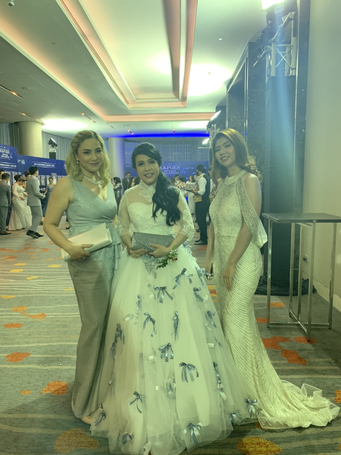 พร้อมเช่า ราตรียาว แขนกุด คอวี แต่งระบายช่วงเอว หรูหรา ผ้า Glitter สีเทา