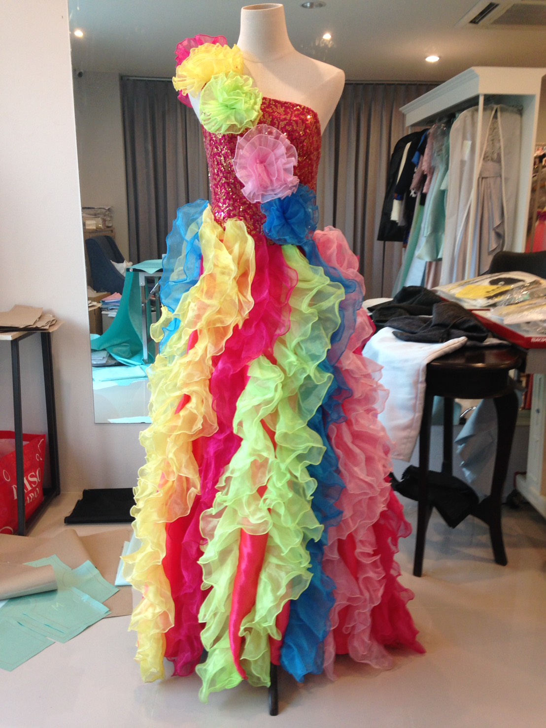 พร้อมเช่า ชุดแฟนซียาว ไหล่เดียว สีรุ้ง ระบายฟูสวย ไหล่เดียว (ซิปหลัง)