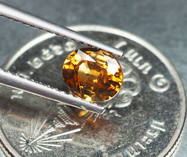 เพทาย 0.93 กะรัตสีเหลืองบุษราคัม