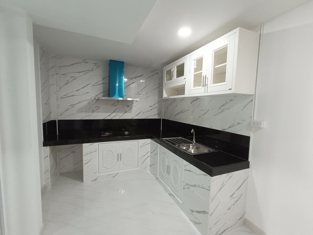 ขายทาวน์เฮ้าส์หมู่บ้านกรุงทอง สายไหม33 แบบ 3 ห้องนอน 2 ห้องน้ำ รีโรเวทใหม่ พร้อมเข้าอยู่ ฟรีโอน