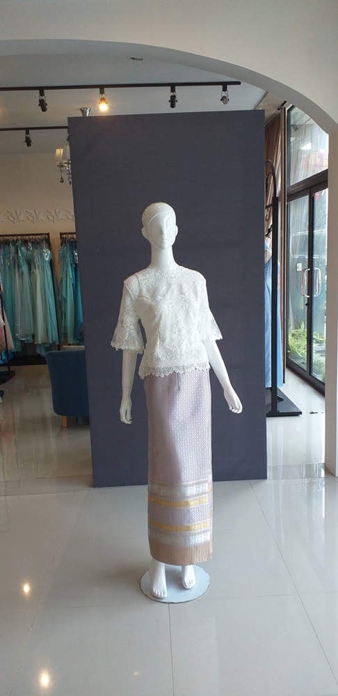 พร้อมเช่า ชุดไทยคุณแม่ เสื้อลูกไม้สีขาว ผ้าซิ่น แยกชิ้น