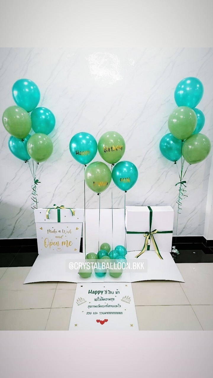 Happy Birtday Surprise Box Theme สีเขียว พร้อมตกเเต่ง ช่อลูกโป่ง 5 ลูก 2 ช่อ,สามารถใส่รูปได้ 3 ใบ สามารถเปลียนสีลูกโป่ง/เปลี่ยนข้อความได้