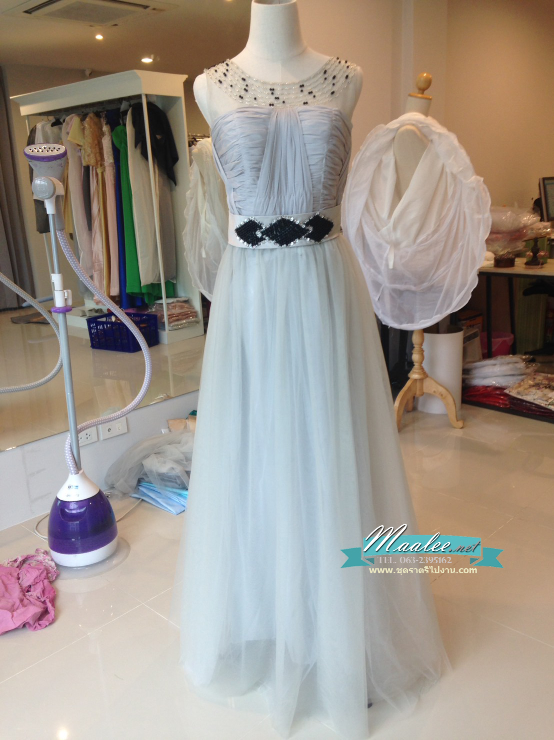 พร้อมเช่า ชุดราตรียาว สีเทาอ่อน อกจับจีบผ้าชีฟอง สไตล์กรีก ช่วงคอแแต่งลูกปัดผ้าตาข่าย&กระโปรง เอวแต่งลูกปัดพร้อมเลื่อม