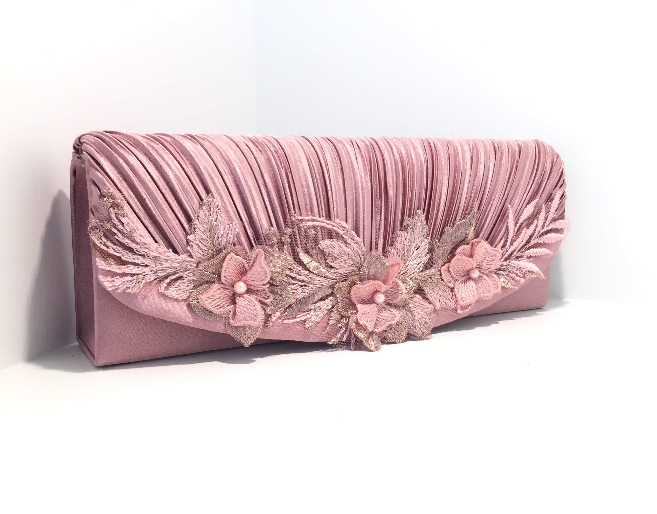 พร้อมส่ง Evening Clutch กระเป๋าออกงาน สีชมพู แต่งดอกไม้