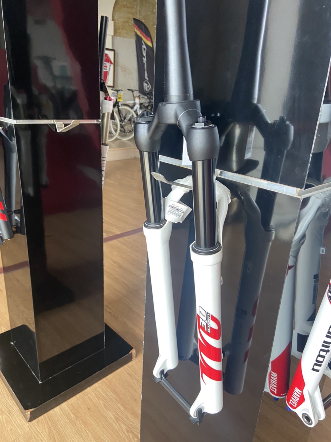 โช๊คหน้า โช๊คลม Manitou M30 แกน 9, 27.5" Air Forks มีสีขาวและสีดำ คอเทเปอร์