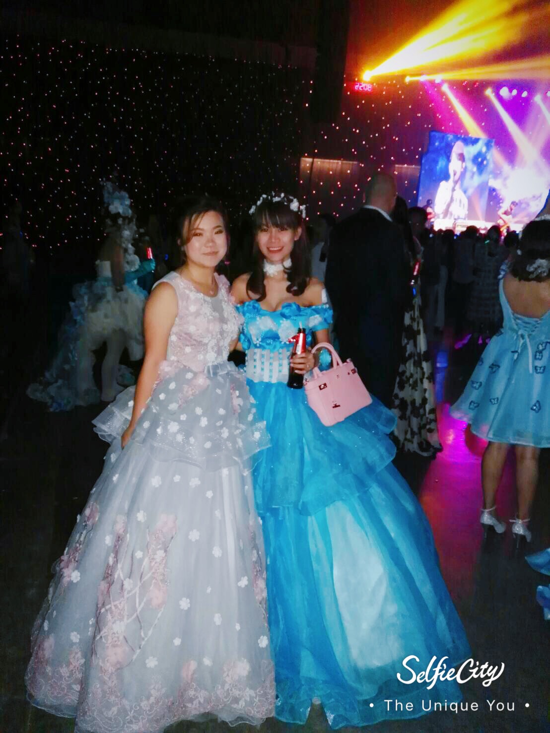 พร้อมเช่า ชุดแฟนซี ชุดราตรียาว สีฟ้า-ขาว แบบไหล่ปาด กระโปรงผ้าแก้วพองสวย แต่งดอก&ลูกปัด เชือกผูกหลัง