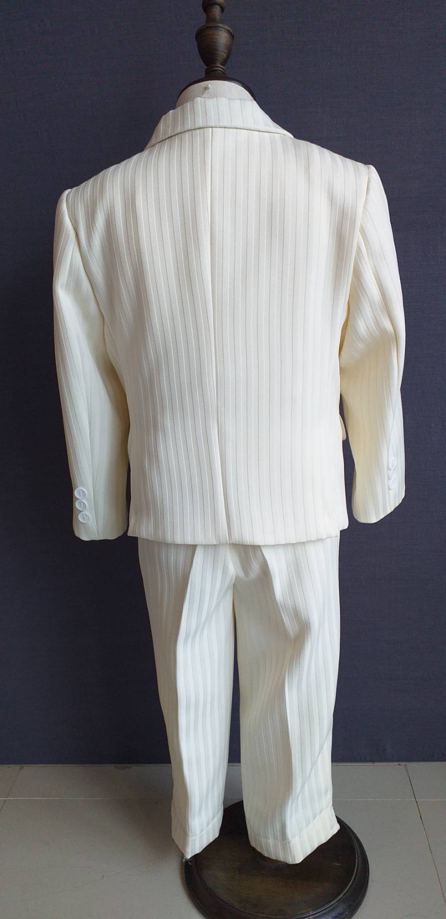 พร้อมเช่า ชุดสูทเด็กชาย สีขาวครีม