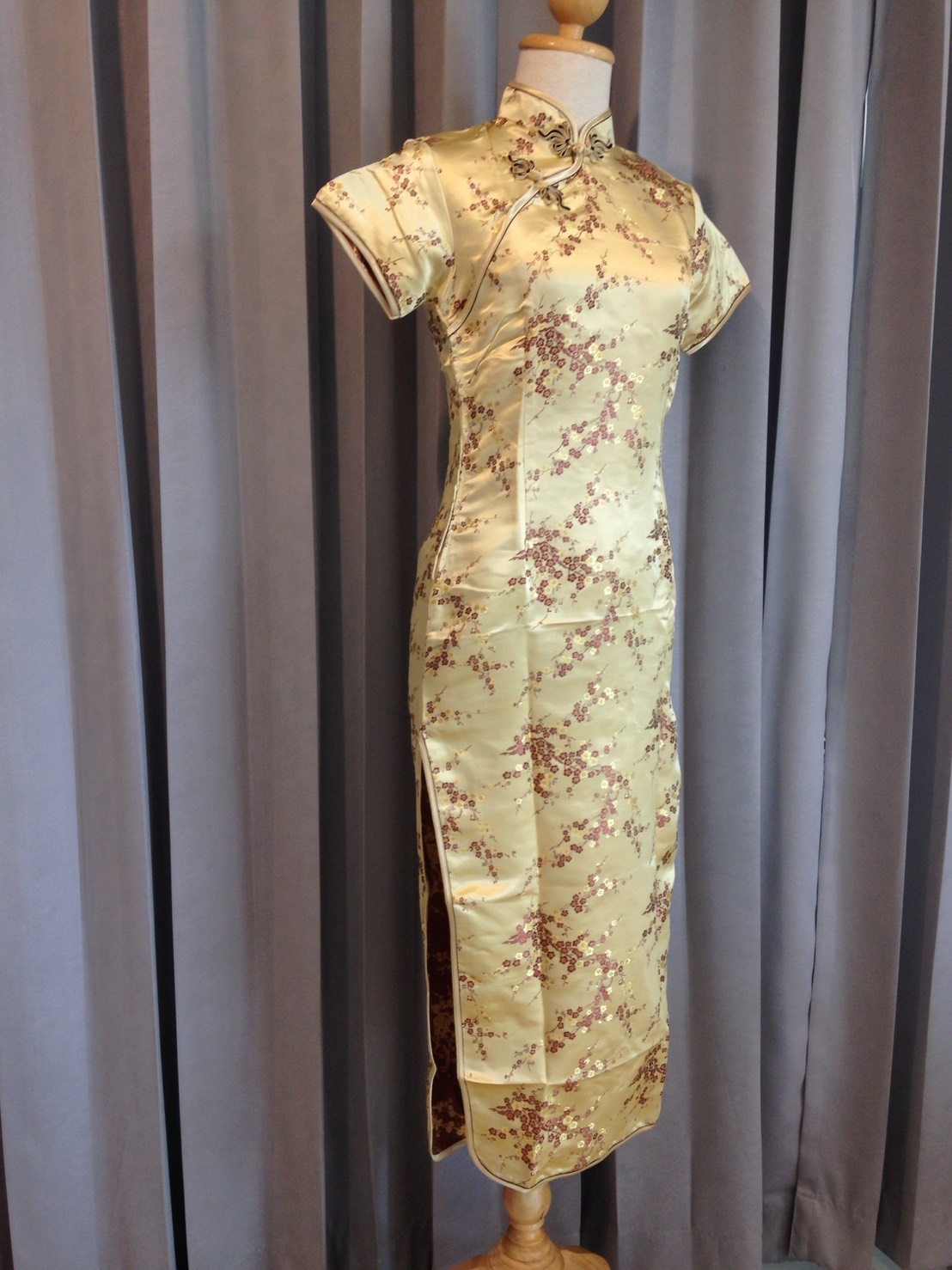 พร้อมเช่า กี่เพ้า สีทอง ลายดอกบ๊วย Cherry Blossom ผ้าไหมจีน กุ๊นขอบ ตัดเย็บอย่างดี