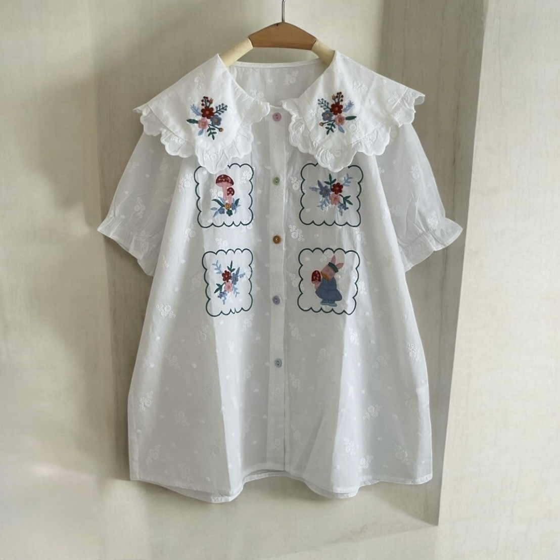 เสื้อคอบัวผ้าลูกไม้ลายปัก