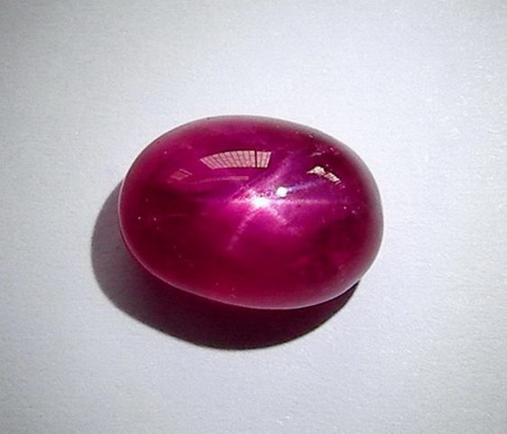 Ruby Star Burma ทับทิมพม่า Starคมชัด เนื้อแก้วสีแดงสด รูปสวยทรงงามนูนกองข้าว รูปสวยเนื้อดี ขนาด 10.49x7.80x6.01 mm. นน. 5.31 ct.