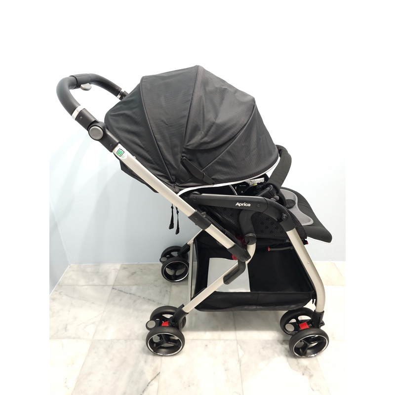 Aprica Optia Cushion สีดำ มือจับหุ้มหนัง