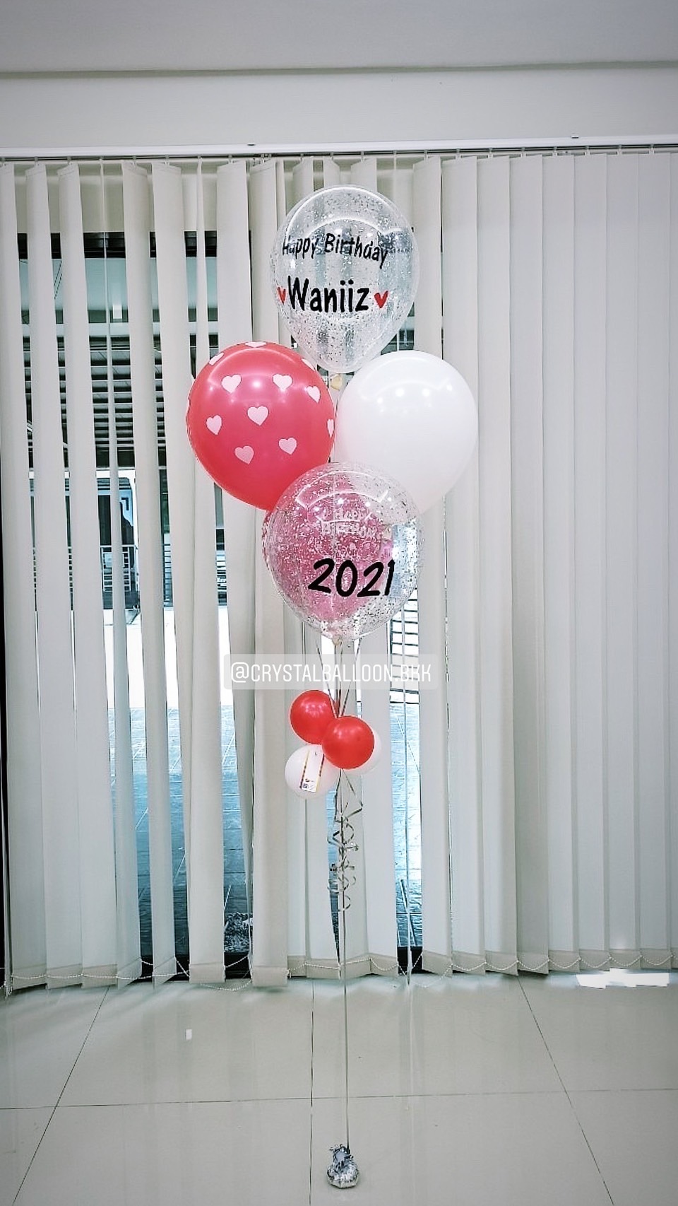 ลูกโป่ง วันเกิด ธีมแดง-ขาว พร้อม ข้อความ HAPPY BIRTHDAY พร้อม ชื่อเจ้าของวันเกิด 1 ช่อ พร้อมตกเเต่ง สามารถเปลี่ยนสีลูกโป่ง/เปลี่ยนชื่อเจ้าของวันเกิดได้