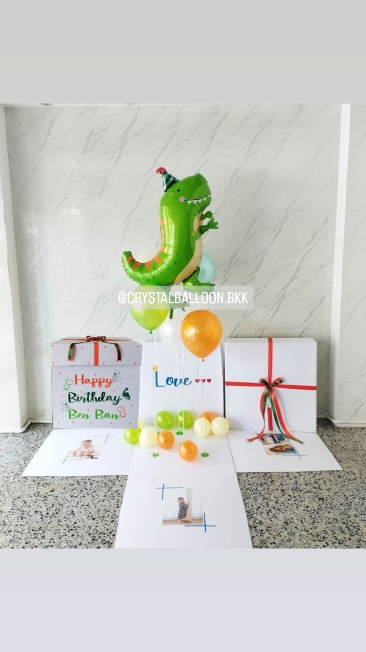 Happy Birthday Surprise Box กล่องเซอร์ไพรส์วันเกิดเด็ก ฟอยล์ไดโนเสาร์ 1 ตัว พร้อมตกแต่ง ลูกโป่ง 5 ลูก,สามารถใส่รูปได้ 3 ใบ สามารถเปลี่ยนสีลูกโป่ง/เปลี่ยนฟอยล์ตกแต่ง/เปลี่ยนข้อความได้