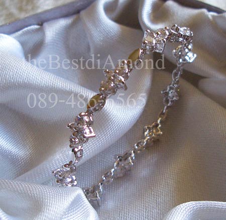 BC008RD===สร้อยข้อมือเพชรรูปดอกจิกรอบวง=== ดีไซน์น่ารักๆ เป็นรูปดอกไม้ คั่นด้วยทองที่ออกแบบเป็นปล้องๆ ดูลงตัว งานเหมือนจริงสุดๆ หรูหราพอสมควร