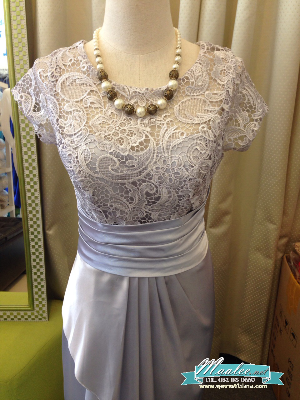 พร้อมเช่า ชุดราตรียาว แขนสั้น ผ้าซาติน จับจีบตีเกล็ดช่วงเอว เนื้อผ้าลูกไม้ เรียบหรู สีเทา