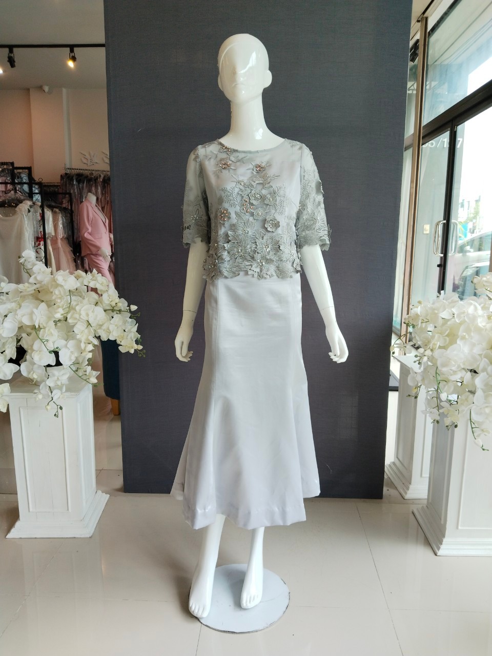 พร้อมเช่า ชุดเสื้อลูกไม้ สีเทา แขนสามส่วน กระโปรงทรงหางปลา