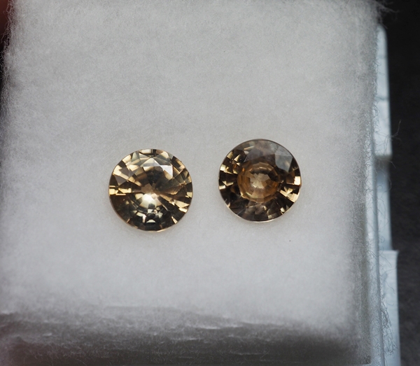 เพทายกัมพูชา 1.75 กะรัต 2 ชิ้นสีน้ำตาลอ่อน (0937)