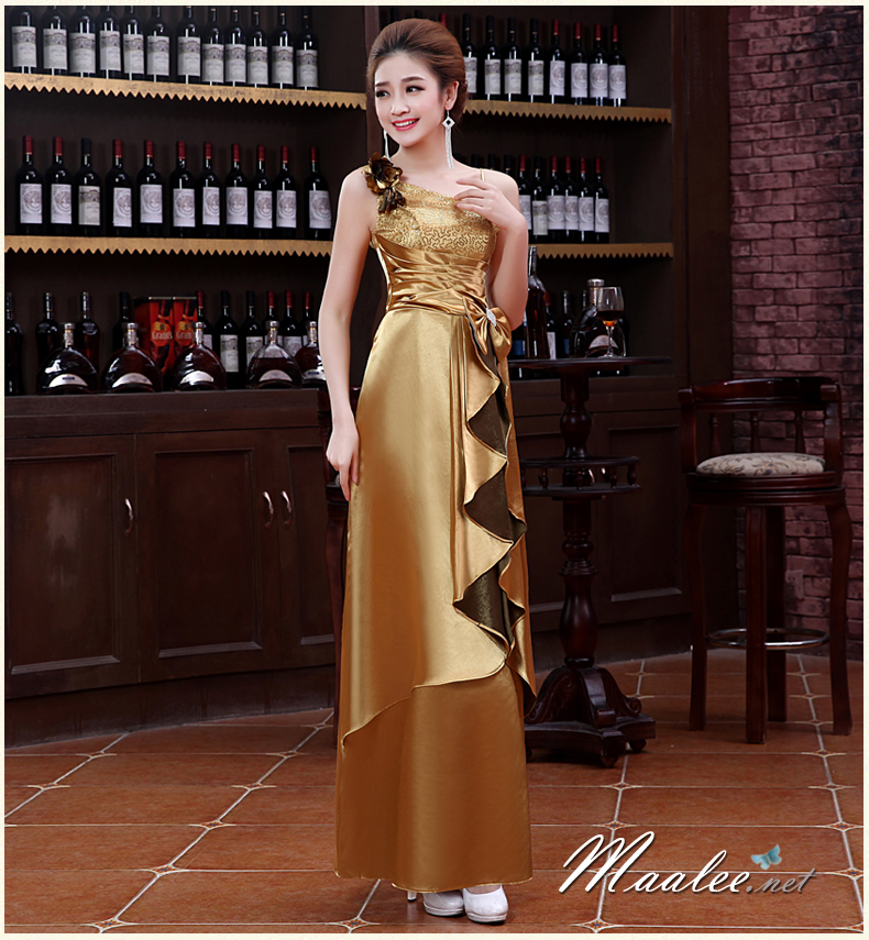 พร้อมเช่า ชุดราตรียาว ไหล่เฉียง สีทอง ปักเลื่อมไล่สี จับจีบแต่งโบว์ช่วงเอว ประดับดอกไม้สวยหวานบนไหล่