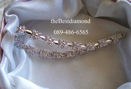 BC007RD==สร้อยข้อมือเพชรรูปดอกพิกุลรอบวง== ดีไซน์น่ารักๆ เป็นรูปดอกไม้ คั่นด้วยทองที่ออกแบบเป็นปล้องๆ ดูลงตัว งานเหมือนจริงสุดๆ หรูหราพอสมควร