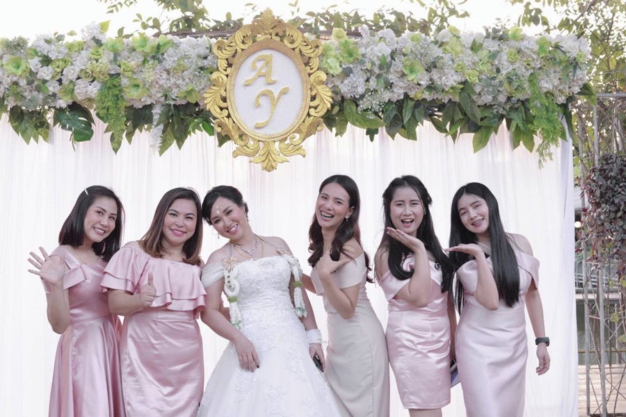 พร้อมเช่า ชุดราตรียาว สีโรสโกลด์ ปาดไหล่แต่งโบว์ ระบายผ้าแก้ว