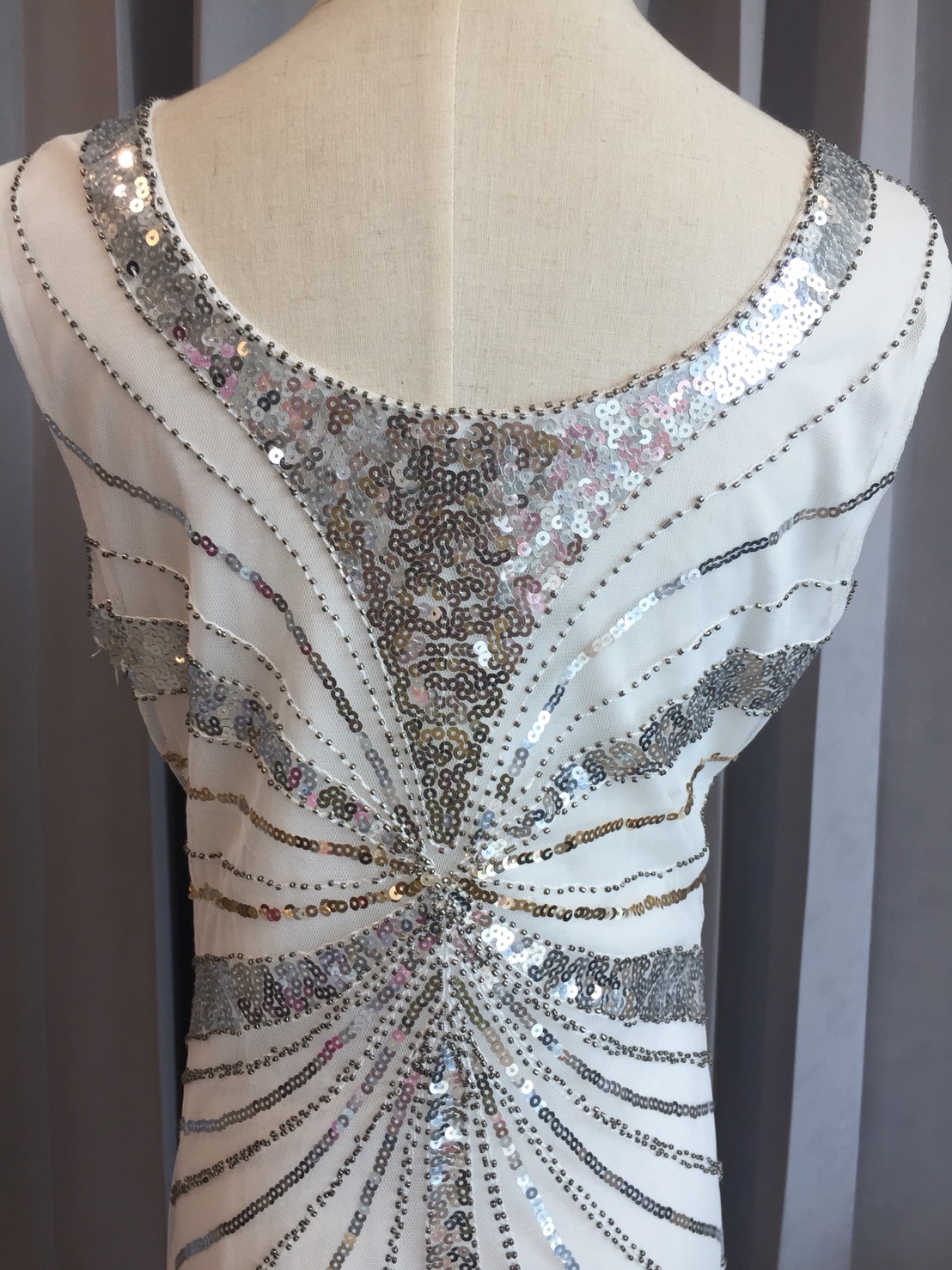 พร้อมเช่า ชุด Gatsby ออกงาน แต่งเลื่อม กระโปรงพริ้วสวย สีเงินวิ้งๆ