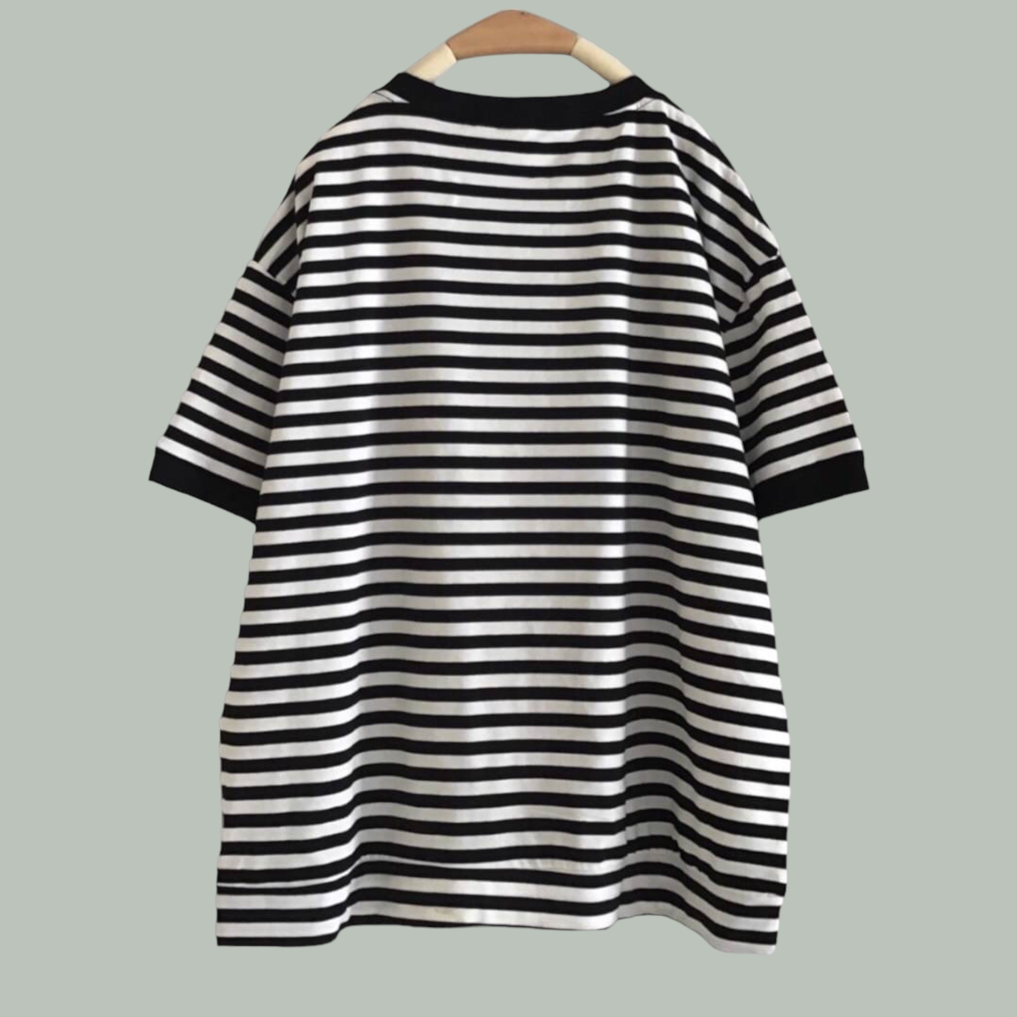 เสื้อยืดลายทางแต่งกระเป๋า