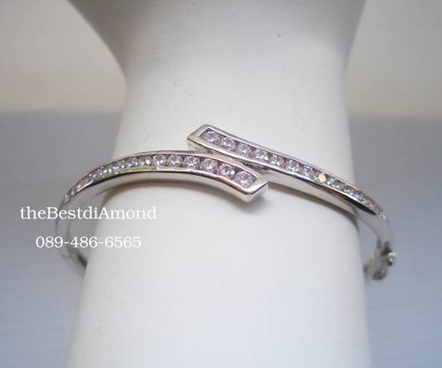 BB035RD+++กำไลแถวแบบเกย+++กำไลน่ารักๆๆๆ เป็นแถวมาเกยกัน เรียบ แต่ดูดี ใส่ติดข้อมือได้เลย หรูหราพอสมควร มีดีไซน์ งานเรียบร้อย เพชรสวยมากๆ