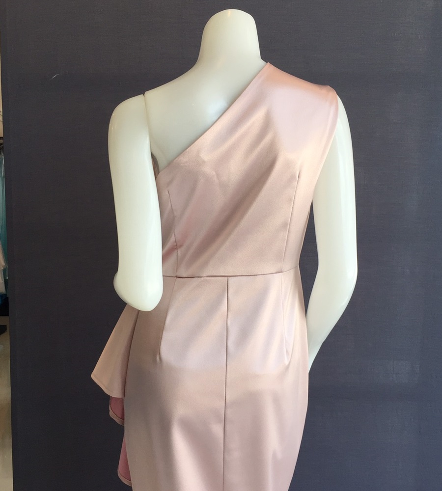 พร้อมเช่า ชุดเดรส เดรสไหล่เดียว ผ้าดัชเชส แพทเทิร์นเนียบ แต่งระบายสะโพก สีชมพูอมม่วง