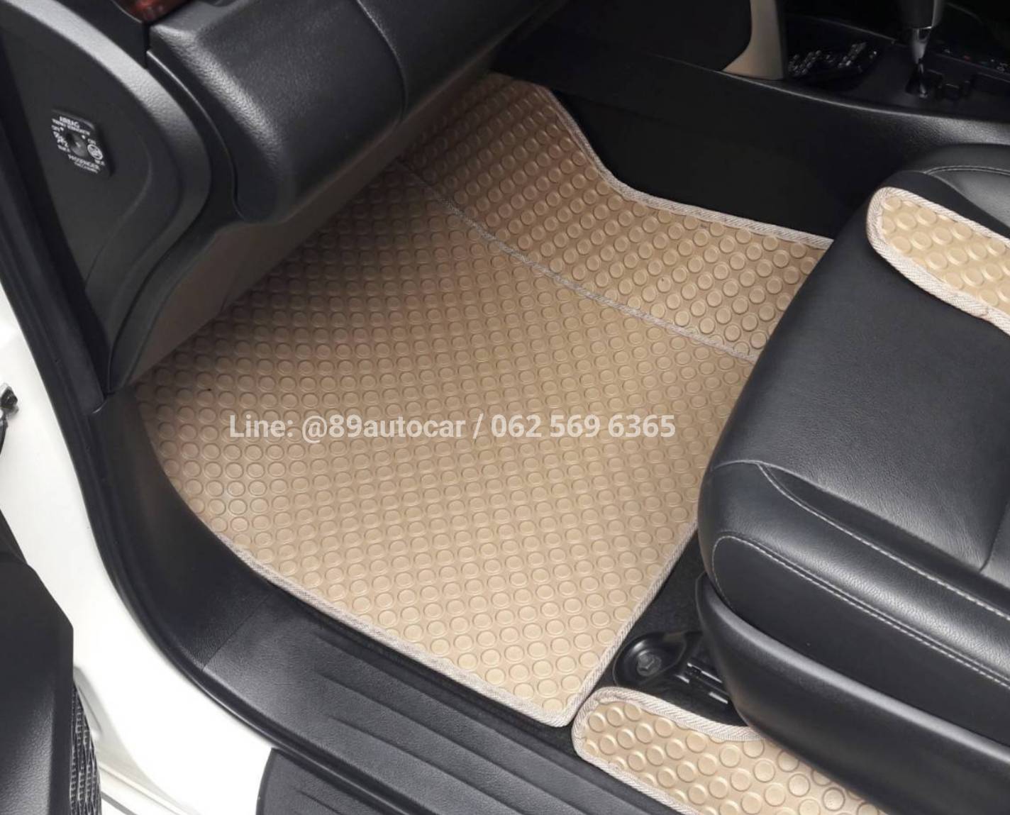 ผ้ายางรองพื้นรถ Toyota Innova Crysta 2019 ปูพรมกระดุมสีครีมขอบครีม เต็มคัน