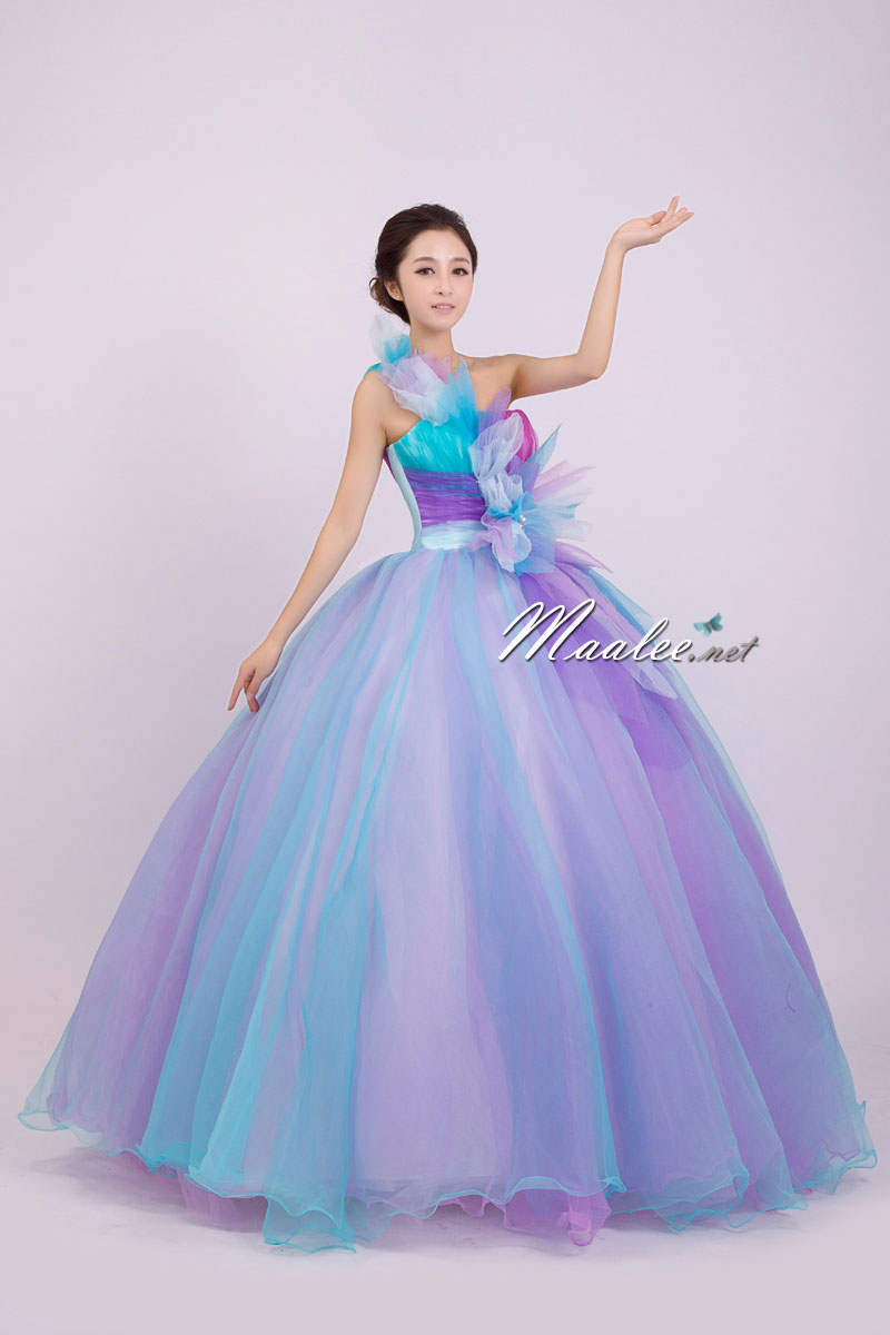 พร้อมเช่า ชุดแฟนซี ชุดราตรียาว ไหล่เดียว สีเรนโบว์ แต่งดอกเก๋มาก