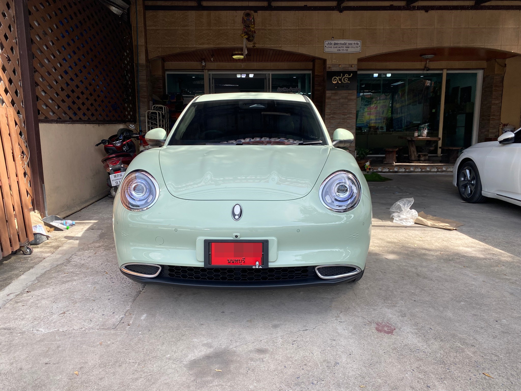 พรมปูพื้นรถยนต์ Ora Goodcat ปูพรมVVIP ด้ายคู่ สีเขียวด้ายทอง + ไวนิลดักฝุ่นสีครีม