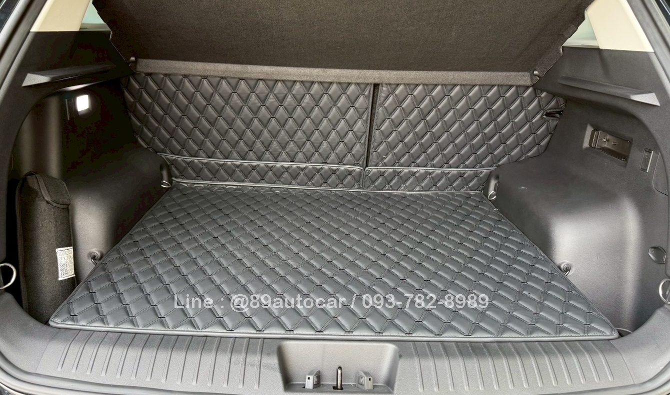 พรมรถยนต์ Jaecoo5 ev ปูพรม7D VVIP สีดำด้ายดำ เสริมด้วยดักฝุ่นสีเทา เต็มคัน