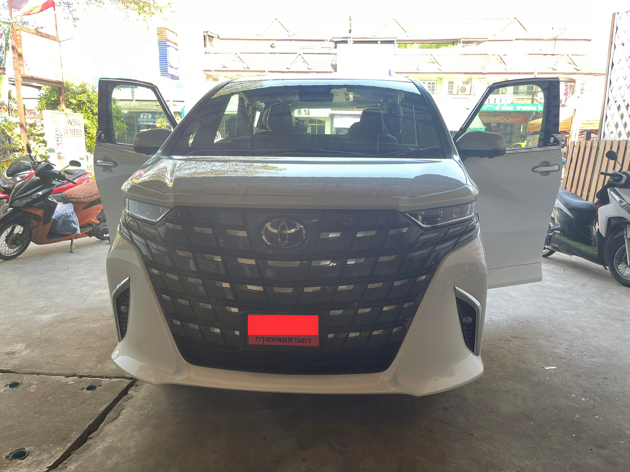 ผ้ายางปูพื้นรถยนต์ Toyota Alphard 40 ปี 2024 ปูกระดุมเล็ก PVC สีครีมขอบครีม
