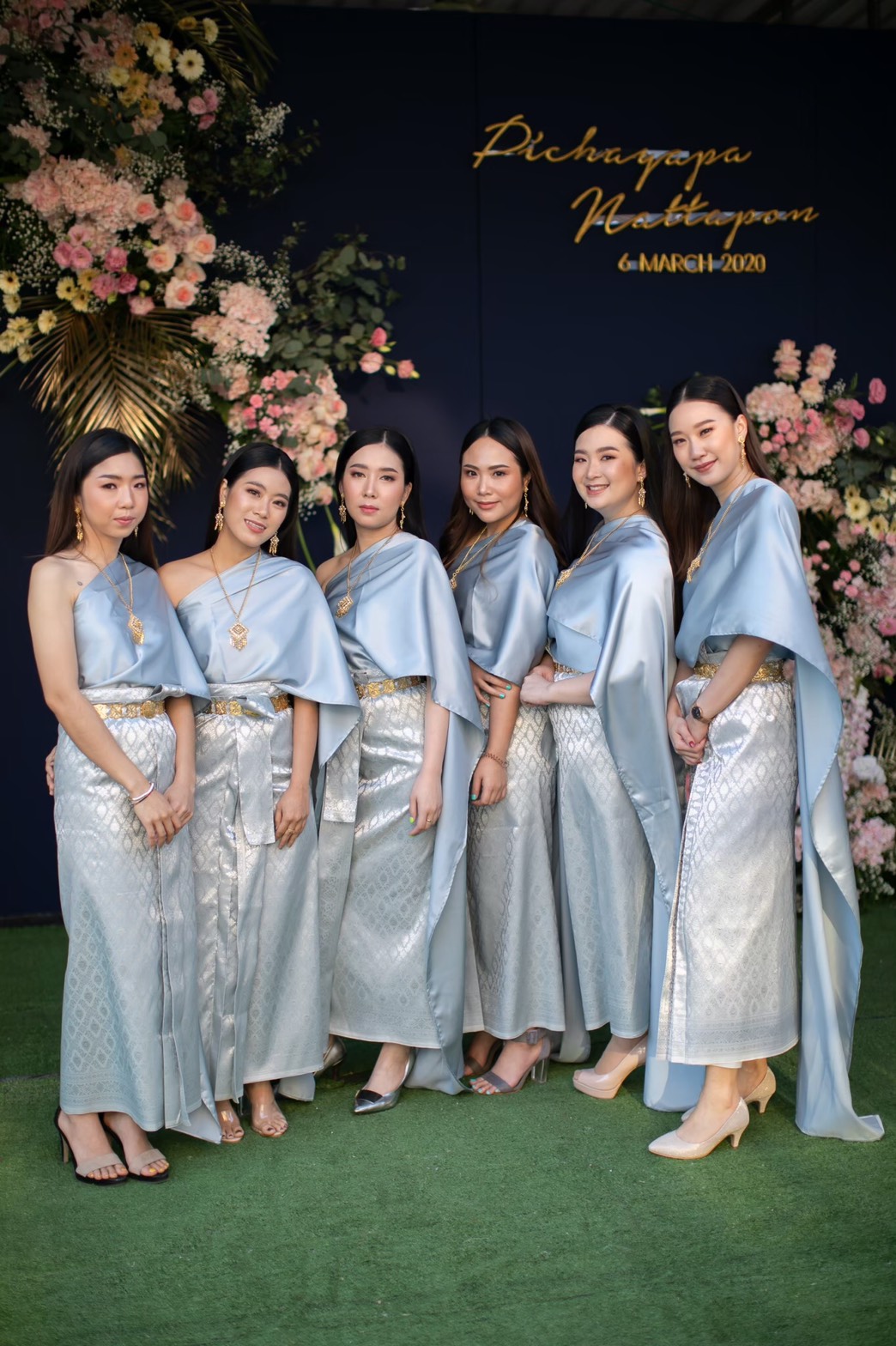 เช่า ชุดไทย ชุดเพื่อนเจ้าสาว ชุดไทยผ้าถุงสีเทาเงิน สไบเรียบ สีเทาเงิน
