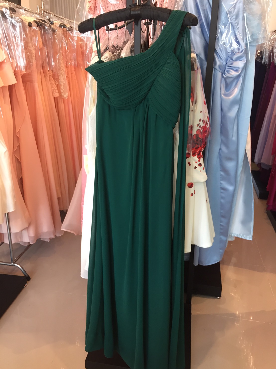 พร้อมเช่า ชุดราตรียาว เกาะอก ไหล่เดียว สีเขียว ผ้าชีฟองจับเดรปไขว่ช่วงหน้าอก ทิ้งชายด้านหลัง (ซิปข้างลำตัว)