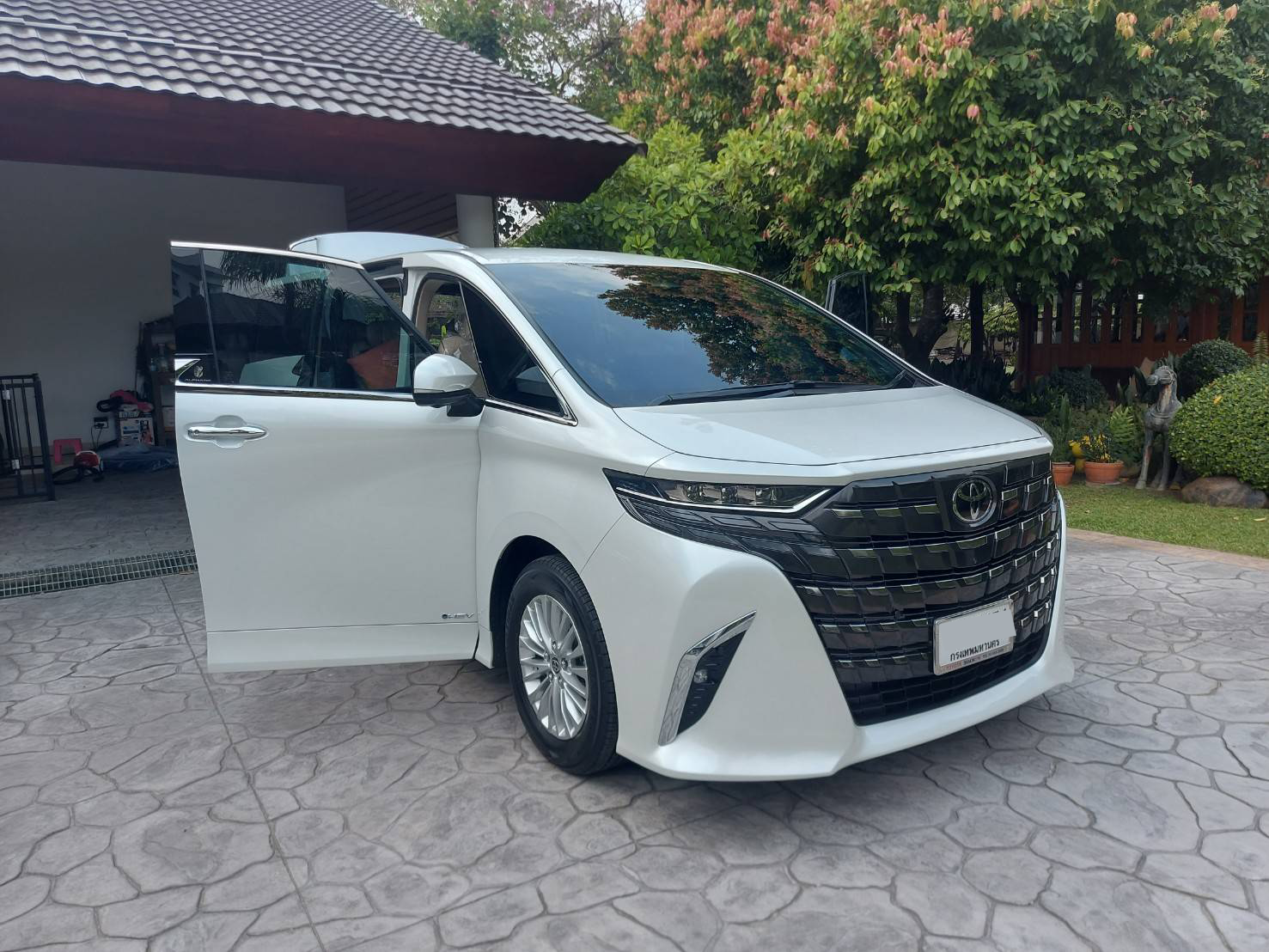 ผ้ายางปูพื้นรถยนต์ Toyota Alphard 40 ปี 2024 ปูพรมกระดุมสีดำขอบดำ