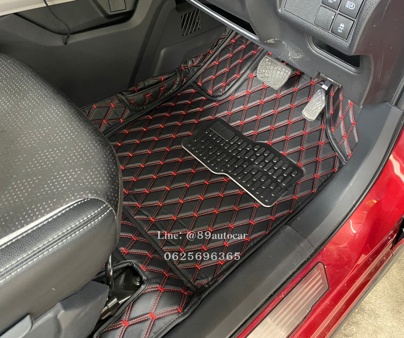 สั่งตัดพรมรถยนต์ Toyota Veloz ปูพรมvvip สีดำด้ายแดง เต็มคัน