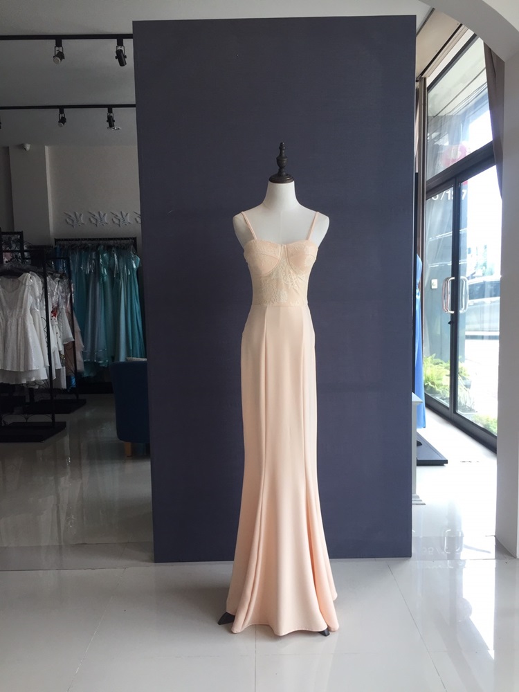 พร้อมเช่า ชุดเดรสยาว เกาะอกสายเดี่ยว ทรงเข้ารูป สำหรับสาวไซส์เล็ก