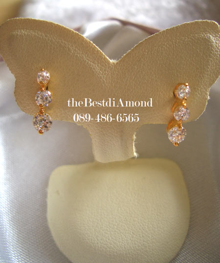 BE931+++ต่างหูเพชร 3 เม็ดแบบตั้ง+++เรียบ หรู ดูดีมากๆๆๆ ใส่ติดหูได้ทุกวัน ไม่เวอร์ ดูผู้ดีมากๆๆค่ะ ดีไซน์ก็เก๋ค่ะ เรียงลงมา 3 เม็ดโดยไล่จากระดับ