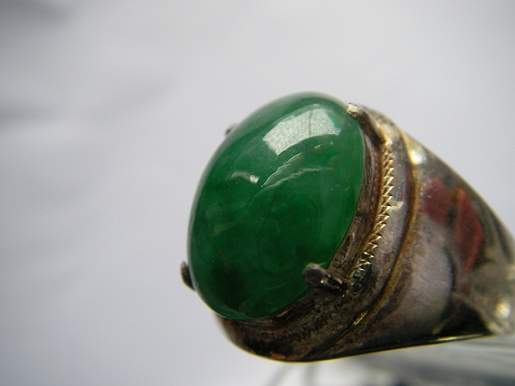 หยกพม่า jadeite หรือ jade เนื้อเทียน สีเขียวแปร ทรงรีไข่นูน ขนาด 11.6x14.8x5.8 mm. นน. 7.90 ct. ราคาโทรถาม