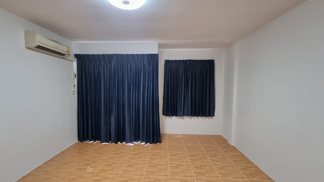 ขายทาวน์เฮ้าส์หมู่บ้านรัชธานี 5 ซอยดวงมณี 2 ชั้น 2 ห้องนอน 2 ห้องน้ำ รีโรเวทใหม่ มีแอร์ พร้อมเข้าอยู่