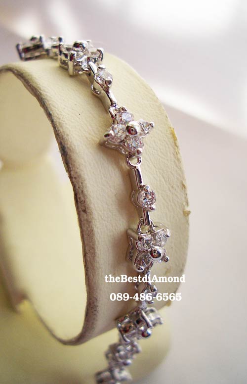 BC011RD===สร้อยข้อมือเพชร ดอกพิกุลแบบสลับ=== ดีไซน์น่ารักๆ เป็นรูปดอกพิกุล โดยวางดอกพิกุลแบบตรง สลับกับ เฉียง ดูลงตัว งานเหมือนจริงสุดๆ หรูหราพอสมควร